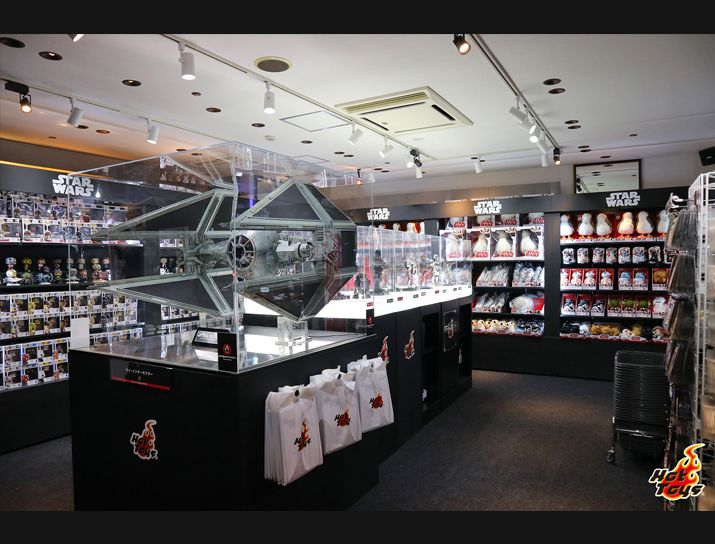 https://www.jatekshop.eu/upload_files/filemanager/hirek/star_wars_az_utolso_jedik_hivatalos_uzlet/Star%20Wars%20Az%20Utols%C3%B3%20Jedik%20hivatalos%20Hot%20Toys%20%C3%BCzlet%20ny%C3%ADlt%20Toki%C3%B3ban.jpg