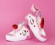 Pantofii noi Hello Kitty de la Ground Up sunt drăguți în roz