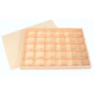 PlayBox: Cutie de depozitare din lemn cu capac cu închizătoare și 30 de compartimente.