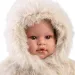 Llorens: Leo, păpușă plângătoare de 45 cm cu suzetă, în haină de catifea crem.
