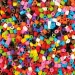 PlayBox: Mărgele MIDI de călcat de 5mm, set de 28.000 bucăți în 10 culori de bază.
